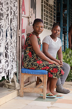 Des femmes assises dehors