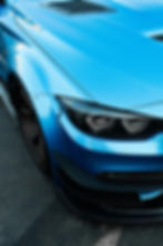 Close-up de um carro esportivo azul