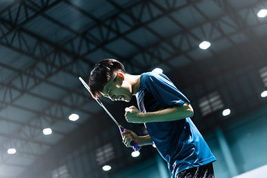 Ein Mann in einem Badmintonspiel