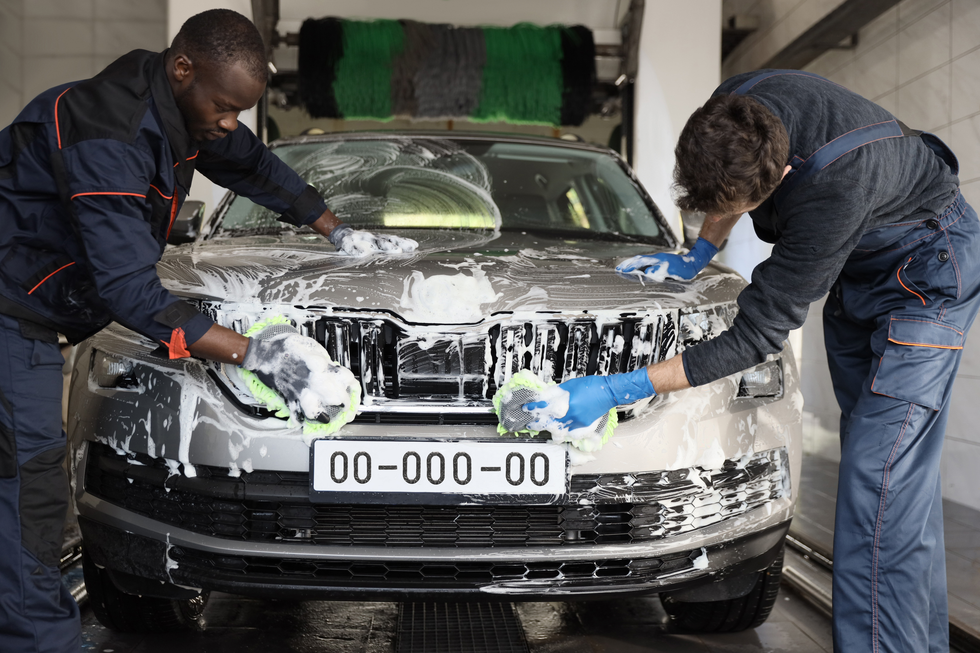 Voiture en cours de lavage dans un garage voitures d'occasion Beauvais