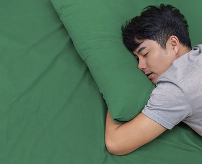 Dormire in lenzuola verdi