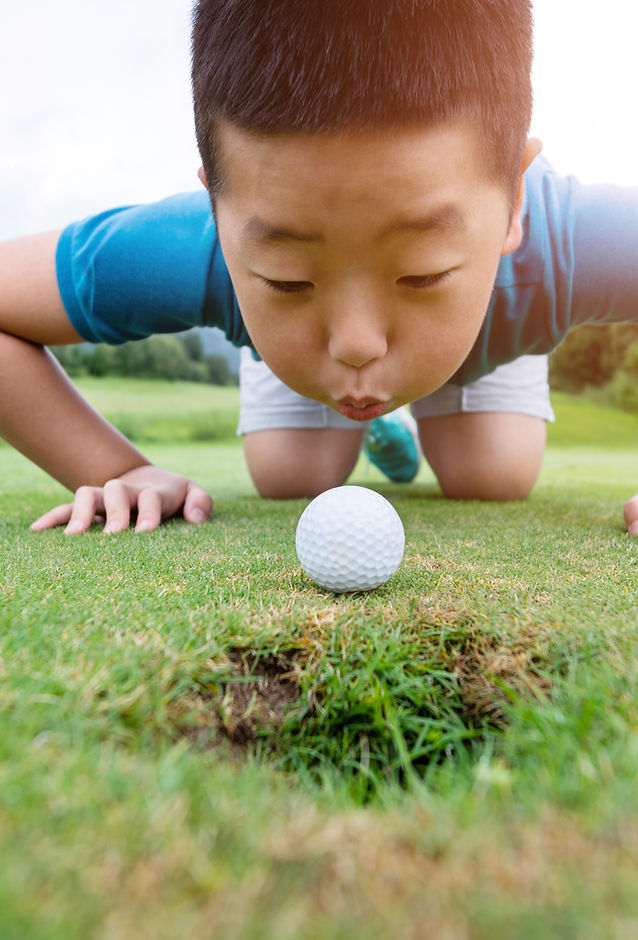 Golfbal in het gat blazen