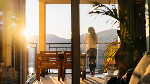 バルコニーに立つ人