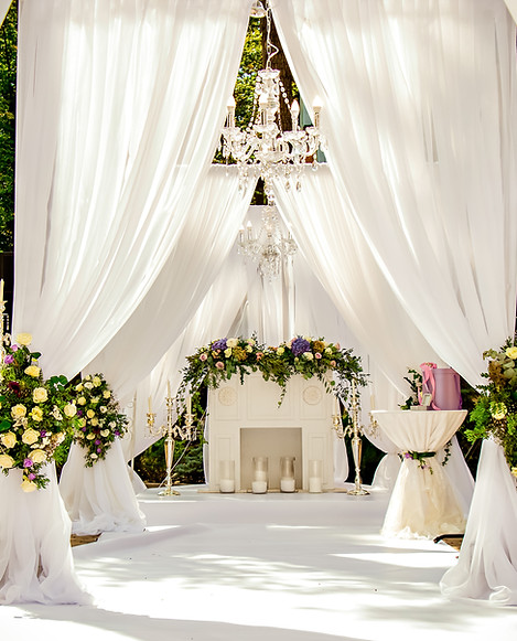 Elegante montaje de boda al aire libre