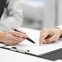 Zeigen mit Stift und Finger auf Dokument