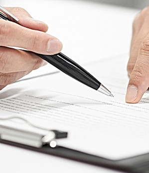 Pointer le stylo et le doigt sur le document