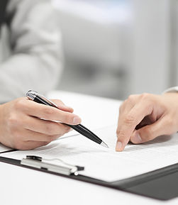 Pointer le stylo et le doigt sur le document