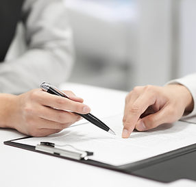 Caneta apontadora e dedo no documento