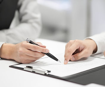 Zeigen mit Stift und Finger auf Dokument