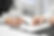 Zeigen mit Stift und Finger auf Dokument