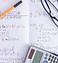 Calculadora e caderno de matemática