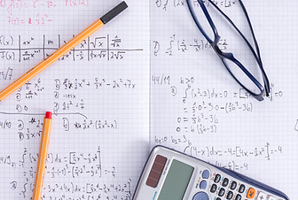 Mathe-Notizbuch und Rechner