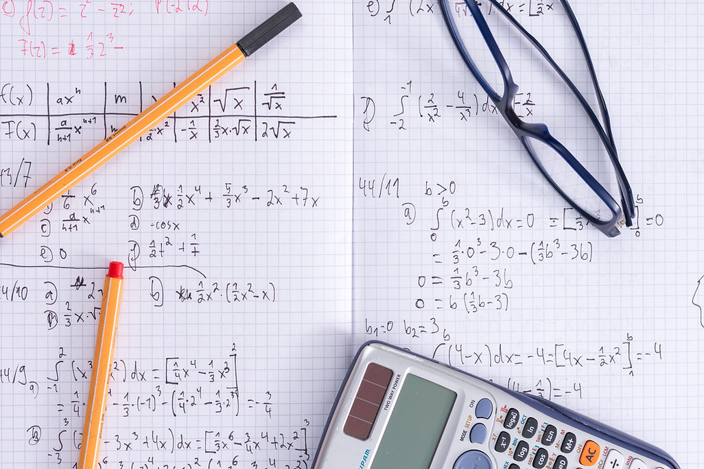 Calculadora e caderno de matemática