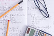 Calculadora e caderno de matemática