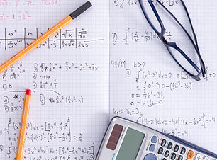 Mathe-Notizbuch und Rechner