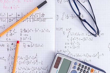 Cuaderno de matemáticas y calculadora