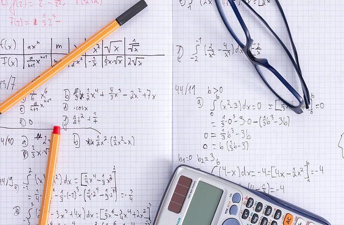 Calculadora e caderno de matemática