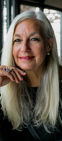 Frau mit weißen Haaren