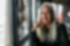 Femme aux cheveux blancs