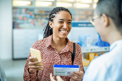 Femme au comptoir d'une pharmacie