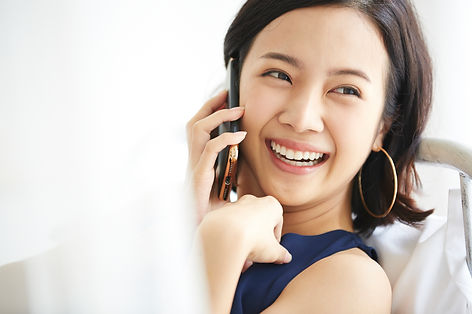 電話中の女性