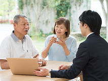 相談中のシニア夫婦