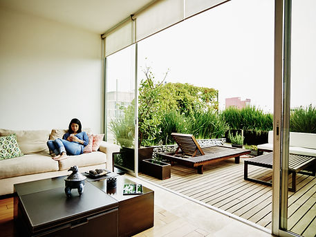 Mujer en la sala de estar