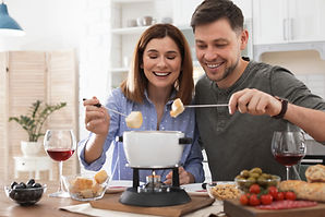 Menschen beim Fondue essen