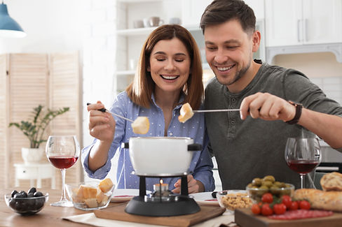 Menschen beim Fondue essen