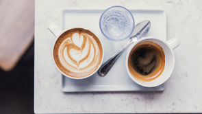 cesti de cafea pe o tavita