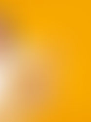 Frau mit Kopfhörern, gelbes T-Shirt, weisser Pullover, gelber Hintergrund, fröhlich