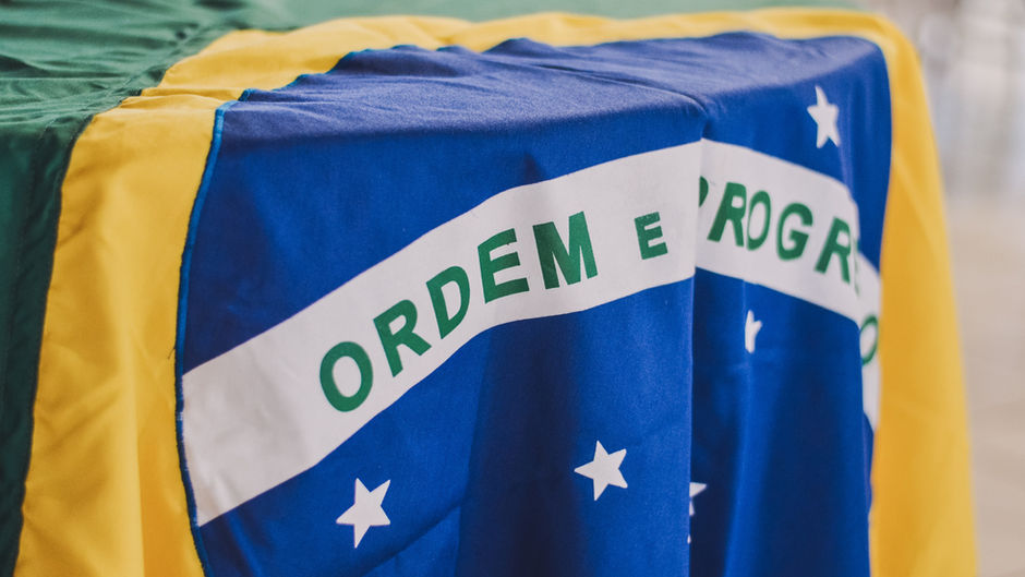 DEMOCRACIA E FORÇASMILITARES NO PROCESSO HISTÓRICO BRASILEIRO