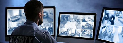 Professionnel d'une entreprise de gardiennage en train de regarder des images de vidéosurveillance