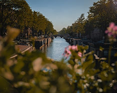 Gracht met woonboten