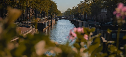 Gracht met woonboten