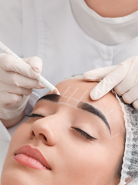 Permanent Augenbrauen Make-up in Bearbeitung