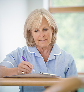 Enfermera escribiendo en portapapeles