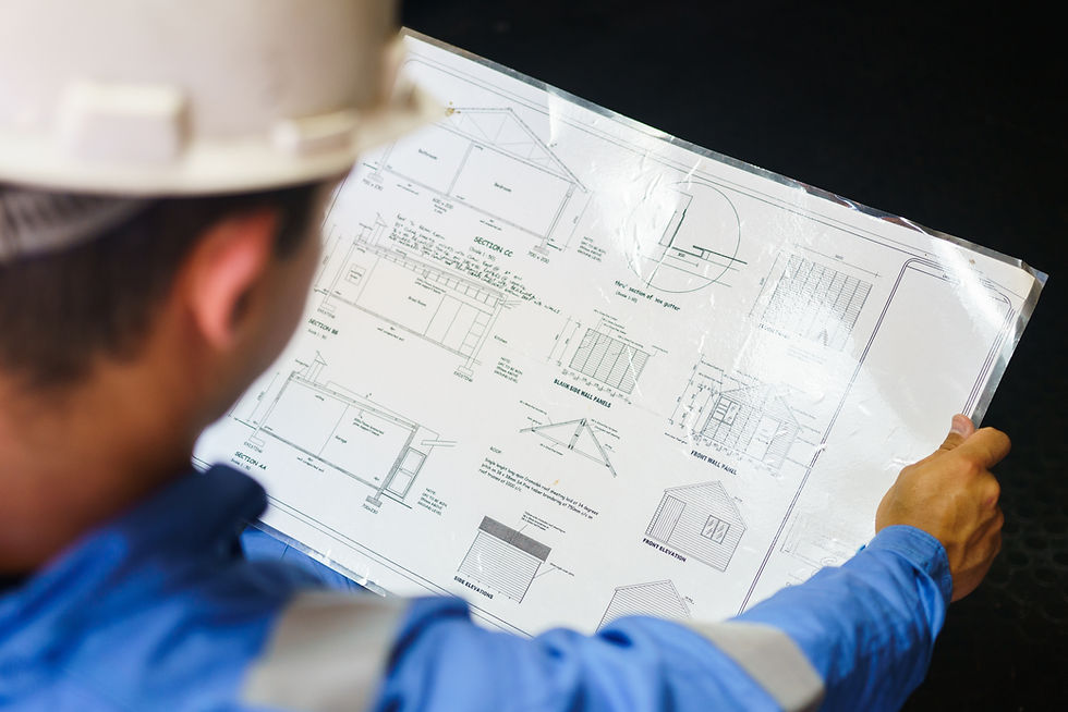 Ingeniero revisando el plano
