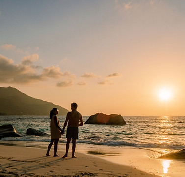 Paar läuft am Strand – Ruhe, Vertrauen und Nähe spürbar