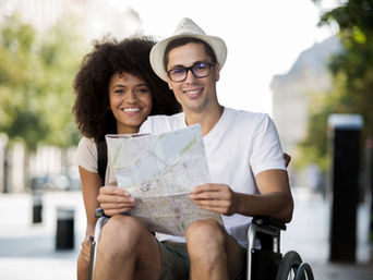 Turistas consultando mapa em passeio pela cidade