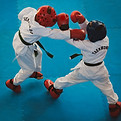 Grupo de niños luchando con técnicas de Taekwondo