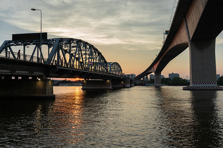 สะพานข้ามแม่น้ำสองสะพาน