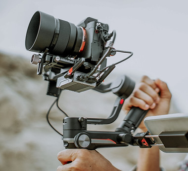 Caméraman avec une caméra de cinéma