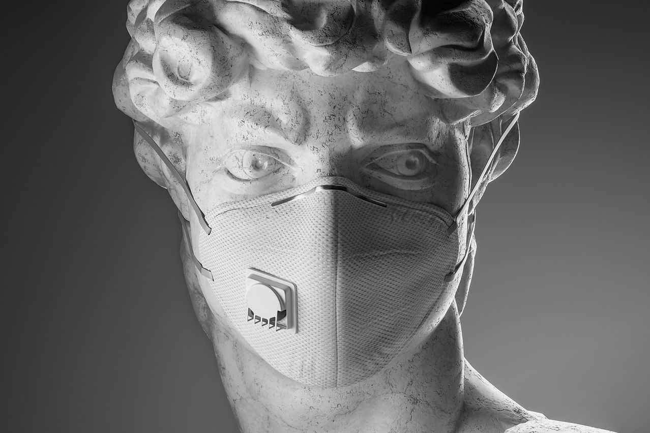 Skulptur mit Gesichtsmaske