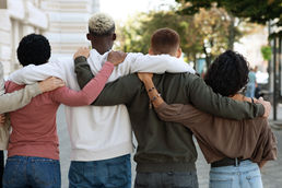 grupo de 4 jóvenes sosteniendo se entre si para evitar una recaída