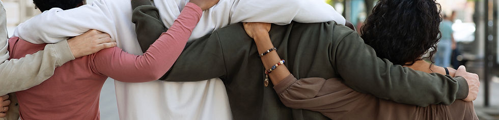 Groupe d'amis se tenant par les épaules - Symbole de solidarité