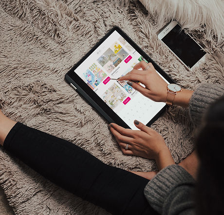 彼女のタブレット上の女性