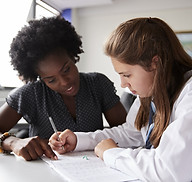 Lehrer helfen Student