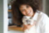 Mulher sorridente com gato