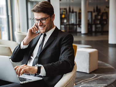 Person, die ein Telefongespräch führt